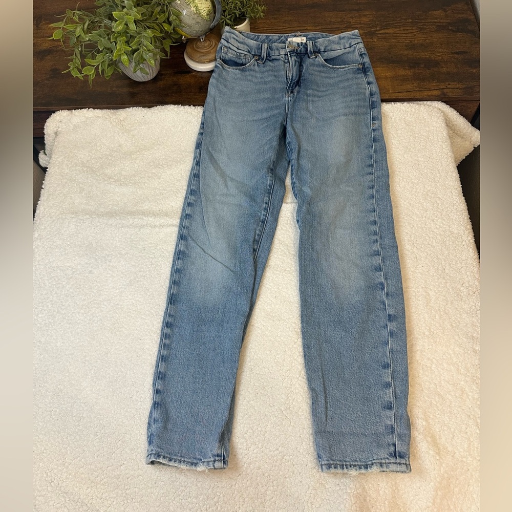 Good American Straight Leg Jeans in Light Blue Wash